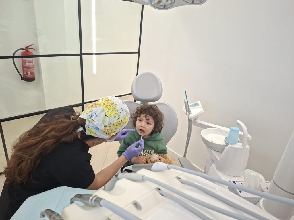 Niña en tratamiento clínica